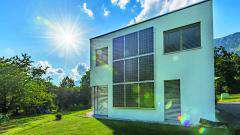 Passivhaus mit in der Fassade integrierter Photovoltaikanlage